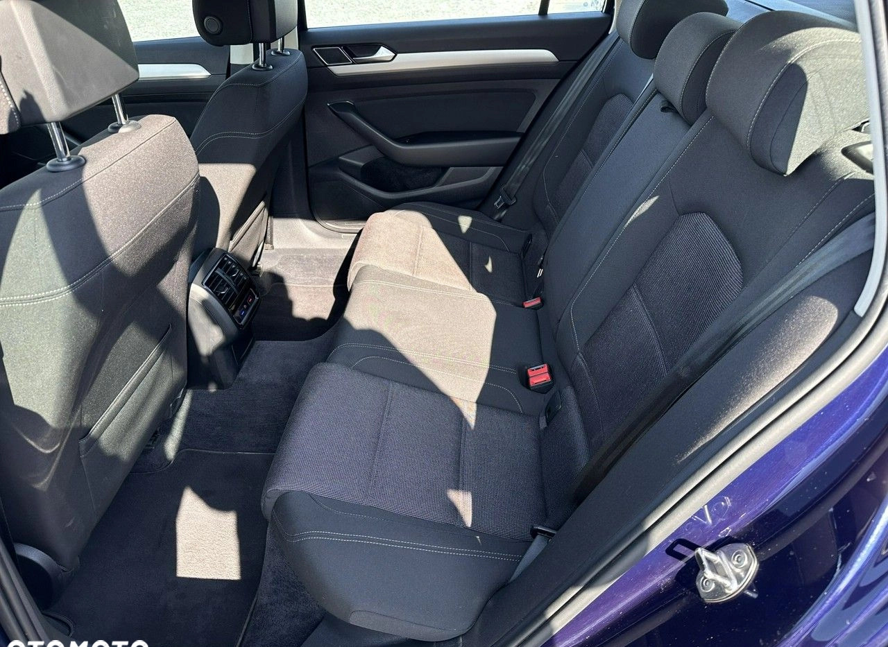Volkswagen Passat cena 77900 przebieg: 130000, rok produkcji 2019 z Wojkowice małe 301